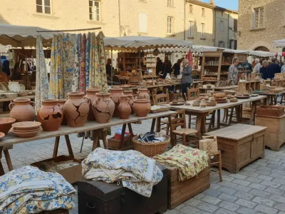 Pentecostés chinear en Occitania: militaria en Tarbes, 200 puestos en Muret, fiesta de la piedra seca
